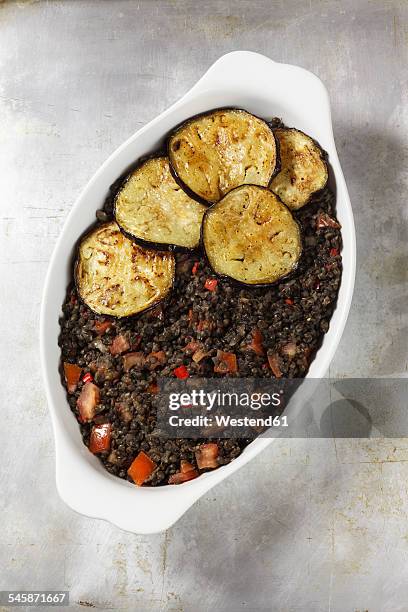 vegetarian moussaka with aubergines, potatoes and lentils - moussaka stock-fotos und bilder