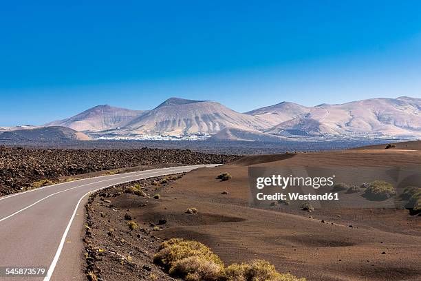 spain, canary islands, lanzarote, tinajo, road through timanfaya national park - timanfaya national park stockfoto's en -beelden