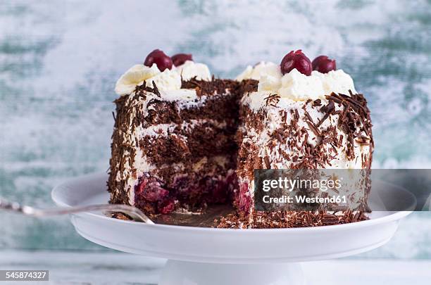 plate with black forest cake - black forest gateau stock-fotos und bilder