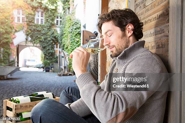 man tasting wine at wine estate - genuss stock-fotos und bilder