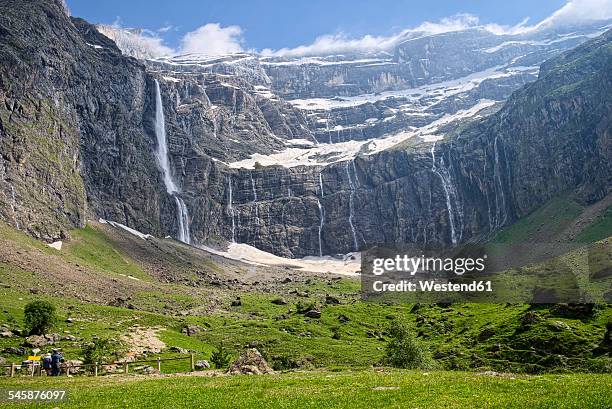 france, hautes-pyrenees, pyrenees national park, view to cirque de gavarnie - cascade france stockfoto's en -beelden