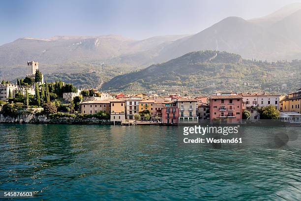 italy, veneto, malcesine, view of the city with castello scaligero - lago di garda 個照片及圖片檔