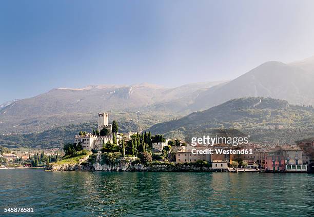 italy, veneto, malcesine with castello scaligero - lago di garda 個照片及圖片檔