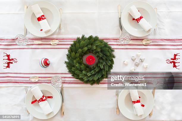 red-white laid table with advent wreath at christmas time - table cloth stockfoto's en -beelden