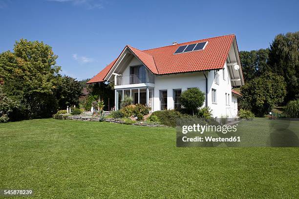 one-family house with garden - domestic garden stock-fotos und bilder