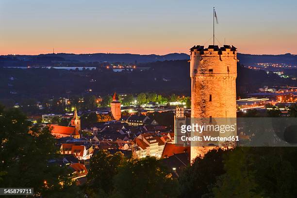 germany, baden-wuerttemberg, ravensburg, town tower mehlsack and blaserturm at night - ravensburg photos et images de collection