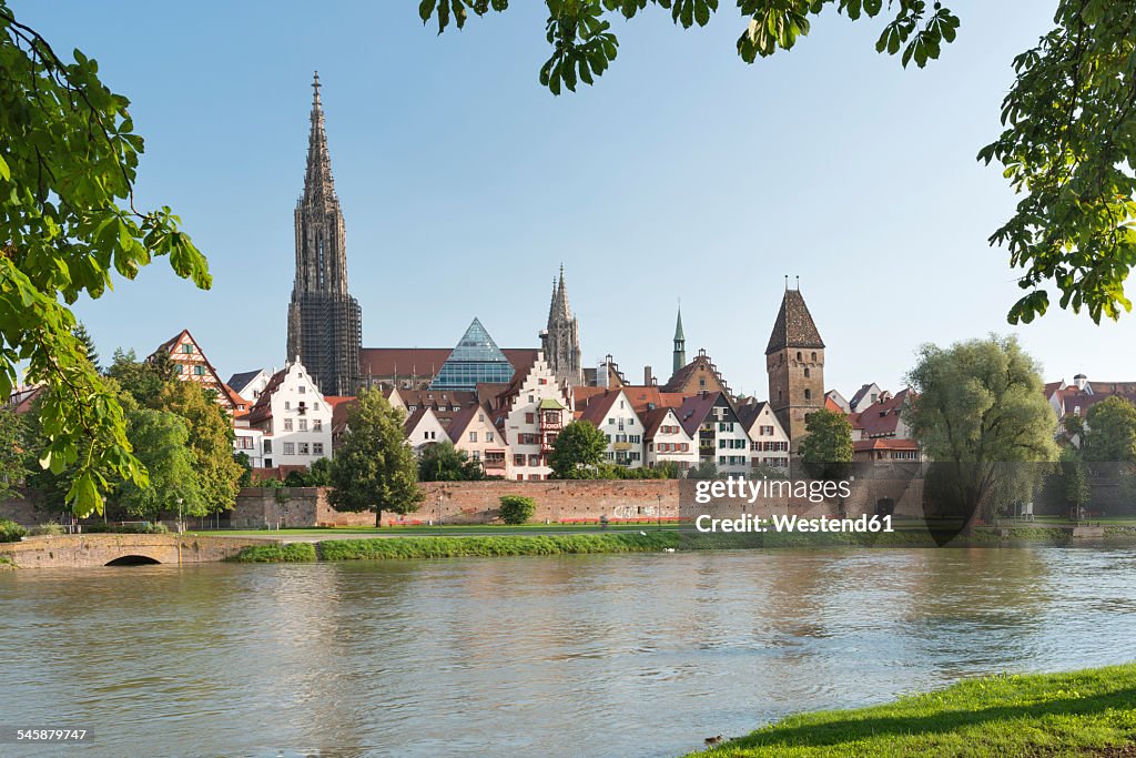 Germany, Baden-Wuerttemberg, Ulm, minster and Metzgerturm at River Danube