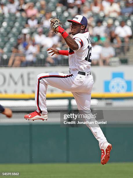 Tim Anderson of the Chicago White Sox leaps to make a catch starting an unassisted double play in the 8th inning against the Atlanta Braves at U.S....