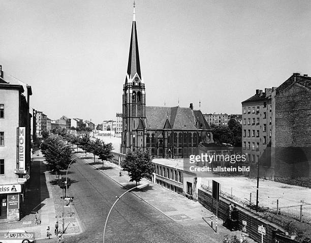 Die 'Versöhnungskirche' jenseitsder Mauer an der Bernauer Strasse- 1967