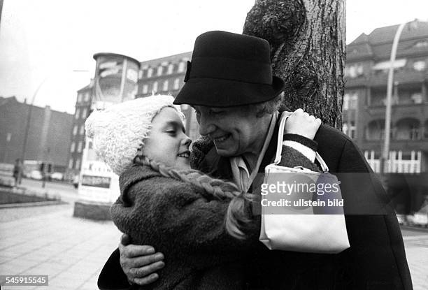 Das Kind Angelika Kurtz verabschiedet sich von seiner Grossmutter Luise Seltmann in West-Berlin, um auf einen Besuch zu ihrer leiblichen Mutter...