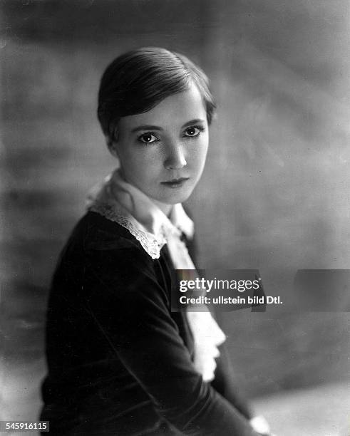 Love, Bessie - Actress, USA - *10.09.1898-+ portrait with bob haircut in a dress with a white lace collar by Jean Patou - published in...