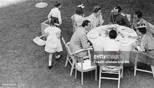 Besuch des Prinzregentenpaares bei Familie Goebbels - während des Gartenempfangs am Kaffeetisch von links: der Bildhauer Arno Breker, Magda Goebbels,...