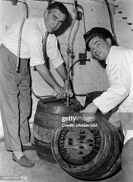 Gustav EDER*25.12..1992+Boxer, Gastronom DEröffnung seines Lokals 'Bei Gustav Eder' in Berlin Charlottenburg: Eder mit einem Bierkutscher beim...