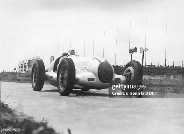 Caracciola, Rudolf *-+Autorennfahrer, D- in einer Trainingsrunde in seinem Mercedes-Benz auf dem Nuerburgring vor dem Grossen Preis von Deutschland,...