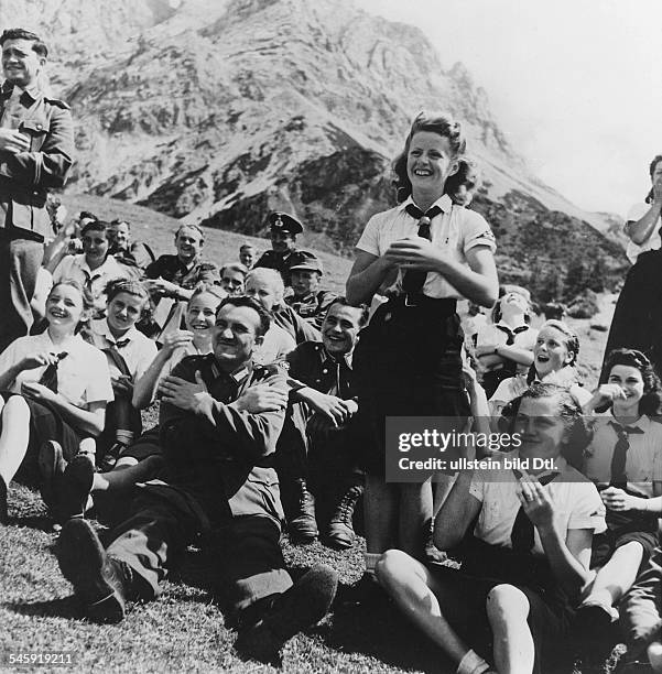 Ferienlager des BDM-Gaues Hochland auf der Marienbergalm überdem Fernpass in Tirol: Besuch vonverwundeten Soldaten aus einem nahenErholungsheim- 1941