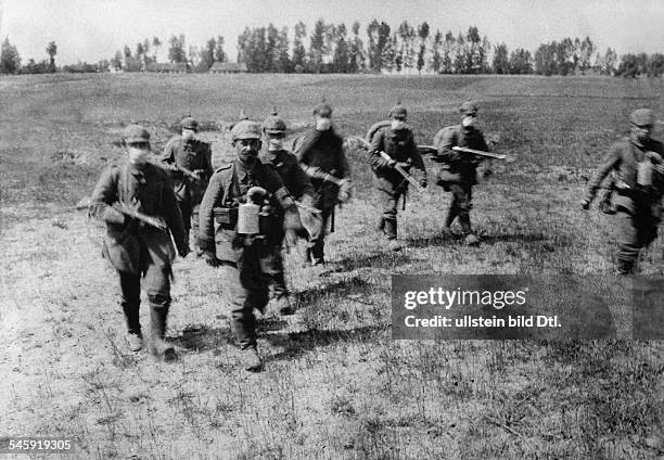 Fightings at Ypres / Yser river: German infantrymen with face masks on a field- s.l