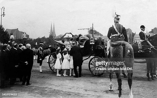 Auguste Viktoria *22.10.1858-+Empress of GermanyQueen of PrussiaArrival of the Empress ands the princessesin Hamburg - Altona.- 1911