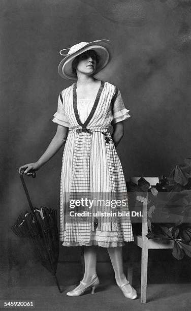 Elisabeth von MartonSchauspielerin, FilmschauspielerinGanzkörperaufnahme in einem Sommerkleid mit Sonnenschirm und Hutveröffentlicht: Dame 18/1920