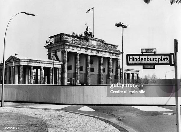 Germany, West-Berlin, Brandenburg Gate with wall and Hindenburgplatz. 1979