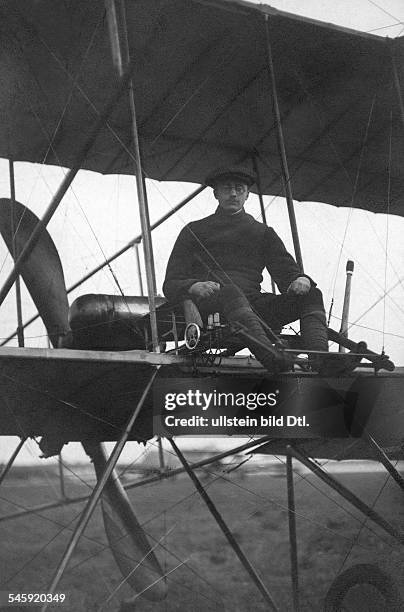 Der Johannisthaler Flugpionier Ellery von Gorrissen in seinem Doppeldecker- undatiert, vermutlich 1911Fotopostkarte: Rotophot