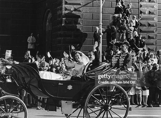 Prinzessin, Königin von Dänemark seit 1972-Hochzeit mit Prinz Henrik, beide in derHochzeitskutsche- 1967