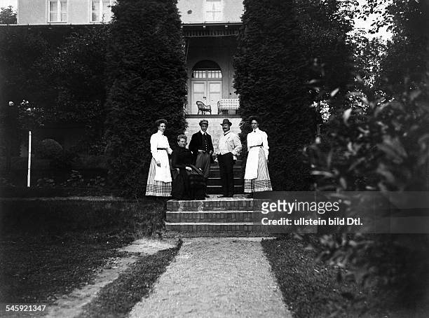 Sylvester Schäffer Jr.*22.01.1885-1949+ Artist, Akrobat, Jongleur, Schauspieler, Dvermutlich mit seiner Familie auf der Gartenseite seines Hauses,...