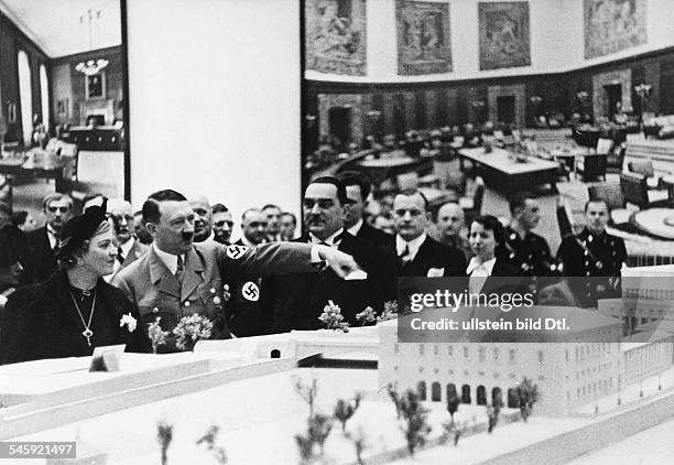 'Erste Deutsche Architektur - und Kunsthandwerk - Ausstellung' im Haus der Deutschen Kunst in München - Adolf Hitler bei einem Rundgang mit dem...