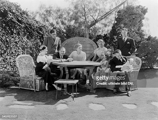 Schauspieler, USAFamilienfoto mit John und Ehefrau Dolores Costello mit dem jünst geborenen Sohn John; außerdem Ethel und Lionel mit ihren Ehefrauen...