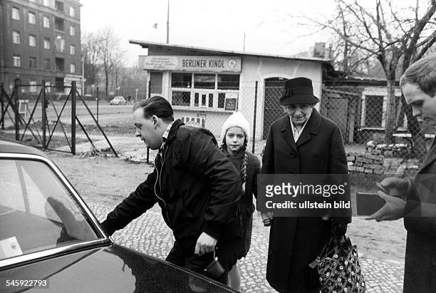 Das Kind Angelika Kurtz verabschiedet sich von seiner Grossmutter Luise Seltmann in West-Berlin, um auf einen Besuch zu ihrer leiblichen Mutter...