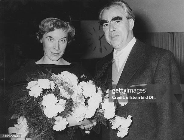 Politiker , DBezirksbürgermeister, Berlin-Kreuzberg- Hochzeit mit der ArchitektinSigrid Zschach im Rathaus Kreuzberg: Hochzeitsfoto