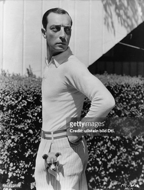 Keaton, Buston - Comic actor, USA - *04.10.1895-+ with the little dog ""Chiquita"" - 1931 Vintage property of ullstein bild