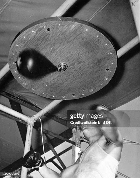 Louis, Joe *13.05..1981+'Der braune Bomber'Boxer, USAWeltmeister im Schwergewicht von 1937-1949- beim Training an der Birne- 1936