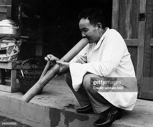 Chinese raucht Opiumin einer Bambus - Pfeife- 1973