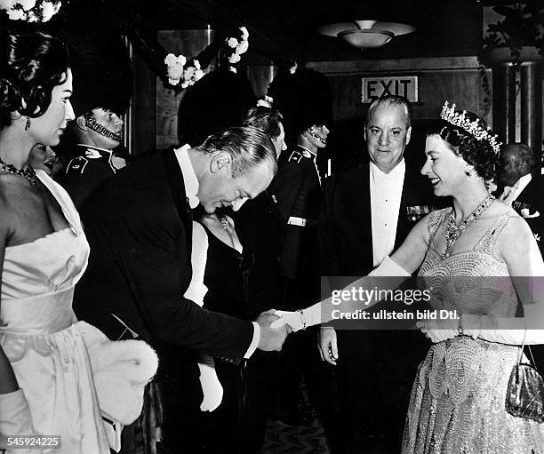 Schauspieler, Dverneigt sich vor Königin Elisabeth II. Von England links seine Gattin Simone Bicheron- 1959