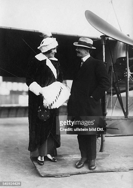 Adolphe Celestin Pégoud*13.06.1889-+Kunstflieger, Fallschirmspringer, Frankreichmit der Schauspielerin Madge Lessing am Rande einer Flugschau in...