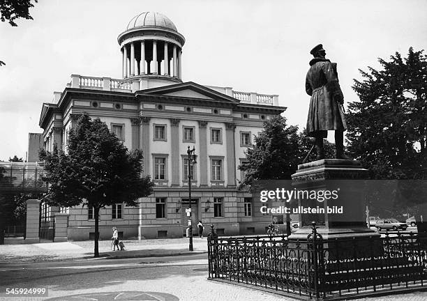 Blick auf den Stüler-Bau an derSchlossstrasse; im Vordergrund einStandbild von Prinz Albrecht von Preussen- Juni 1984