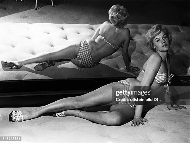 Bergen, Ingrid van *-Schauspielerin, Saengerin, D- Ganzkoerperaufnahme, liegt in Pose im Bikini vor einem Spiegel- 1959