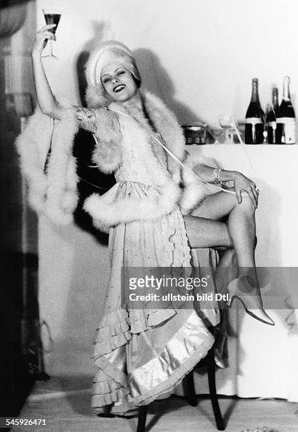Rasmussen, Rigmorcelebrating New Year's at the bar in the Berlin Tanzpalast- Photographer: Elli Marcus- Published by: Berliner Illustrirte Zeitung...