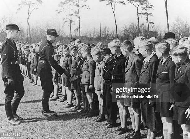 Aufnahmeappell der Zehnjährigen für das deutsche Jungvolk am Vorabend von Hitlers Geburtstag