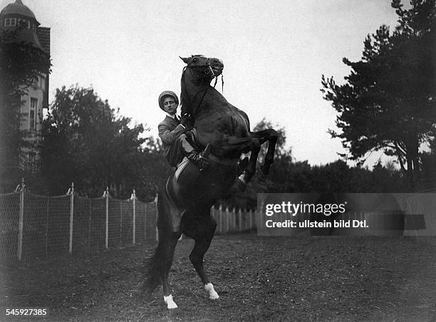 Sylvester Schäffer Jr.*22.01.1885-1949+ Artist, Akrobat, Jongleur, Schauspieler, Dauf seinem Pferd, das auf den Hinterbeinen steht- 1909Foto: Conrad...