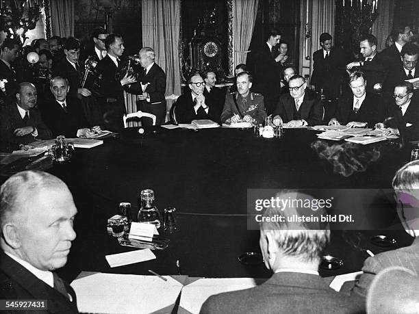 Übersicht am Konferenztisch imLancaster House mit den DelegationenFrankreichs, der USA und Grossbritanniens:v.l. M. De St. Hardouin, General...