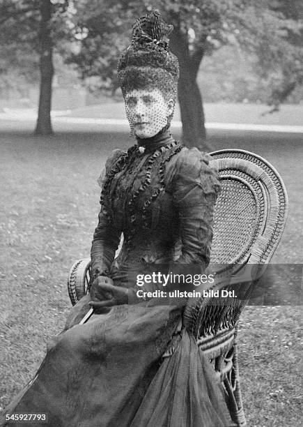 Königin von England und Irlandgeb. Prinzessin v. DänemarkEhefrau von Edward VII.Prinzessin von WalesPorträt im schwarzen Kleid- undatiertFoto:...