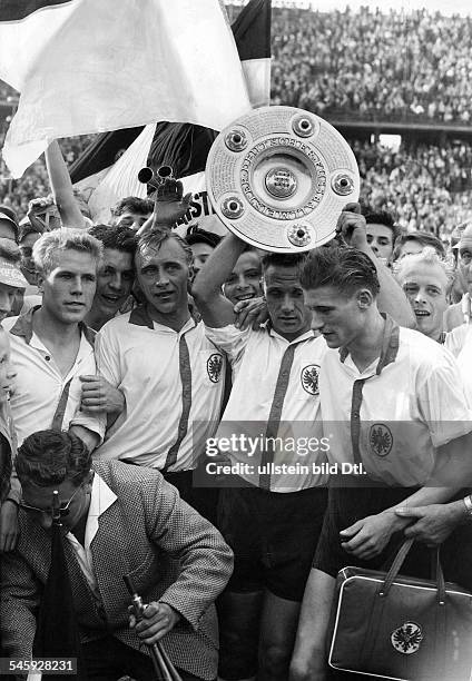 Endspiel um die Deutsche Meisterschaftvor 75.000 Zuschauern im Olympiastadionvon Berlin: Eintracht Frankfurt 3 n.V.- Die Spieler vom Deutschen...