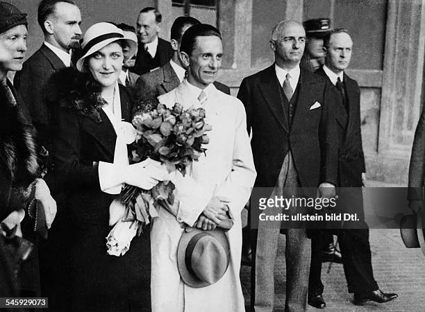 Joseph Goebbels und seine Ehefrau Magdabei der Ankunft in Rom; in der Gruppe Ilse v. Hassell, Gattin desdeutschen Botschafters beim Quirinal,Karl...
