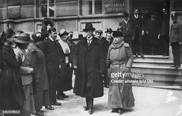 Staatspräsident Tomas G. Masaryk mitseiner amerikanischen Ehefrau Charleynach der Stimmabgabe beim Verlassen desWahllokals