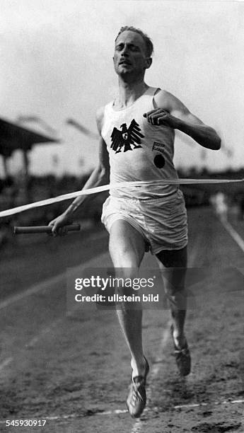 Peltzer, Otto Sportler Leichtathletik Läufer D- Peltzer läuft als Schlussmann beimStaffellauf ins ZielDeutsche Kampfspiele in Köln Juni 1927Europa...