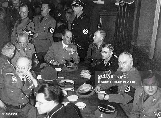 Während der Versammlung der alten NSDAP - Mitglieder im Hofbräuhaus in München, am Tisch von rechts im Gegenuhrzeigersinn: Reichsjugendführer Baldur...