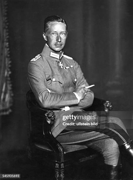 Friedrich Wilhelm Prinz von Preussen*06.05.1882-+Ältester Sohn von Wilhelm II.Kronprinz bis 1918Porträt in Uniform mit Zigarette, aufgenommen in...