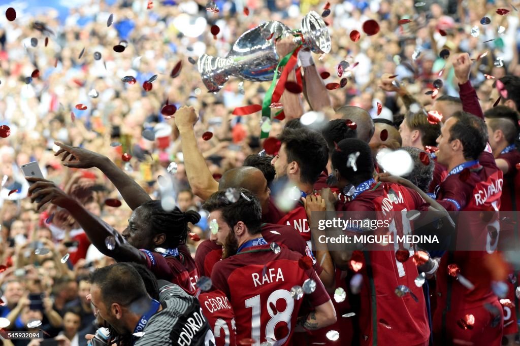 TOPSHOT-FBL-EURO-2016-MATCH51-POR-FRA-TROPHY