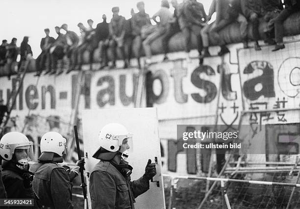 Räumung des besetzten 'Lenne-Dreiecks'am Potsdamer Platz in den frühenMorgenstunden des 1. Juli 1988 :Besetzer klettern über die Mauer,um nach...